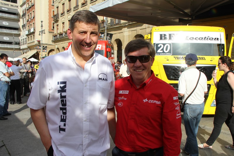 Improvisado&quot;paddock&quot; en la &quot;Plaza del Castillo&quot;